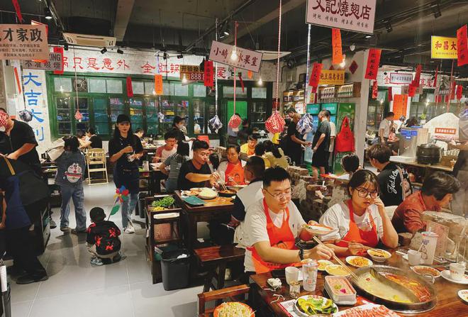 店！他仅用两年跑出300+门店PG麻将胡了负债300万开首(图2)